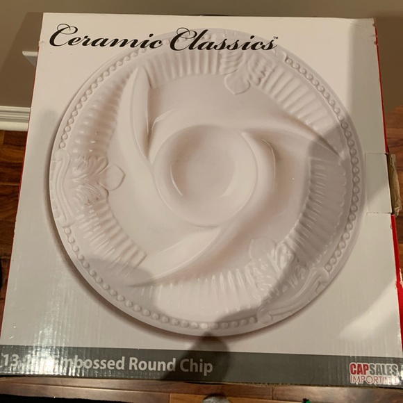 White ceramic embossed round chip - Picture 5 of 5